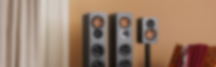 Un impianto audio moderno con altoparlanti Surround Ultima 40 di varie dimensioni.