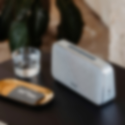 Gallery image 6 from 15 Un elegante altavoz Bluetooth MOTIV GO VOICE gris está sobre una mesa.