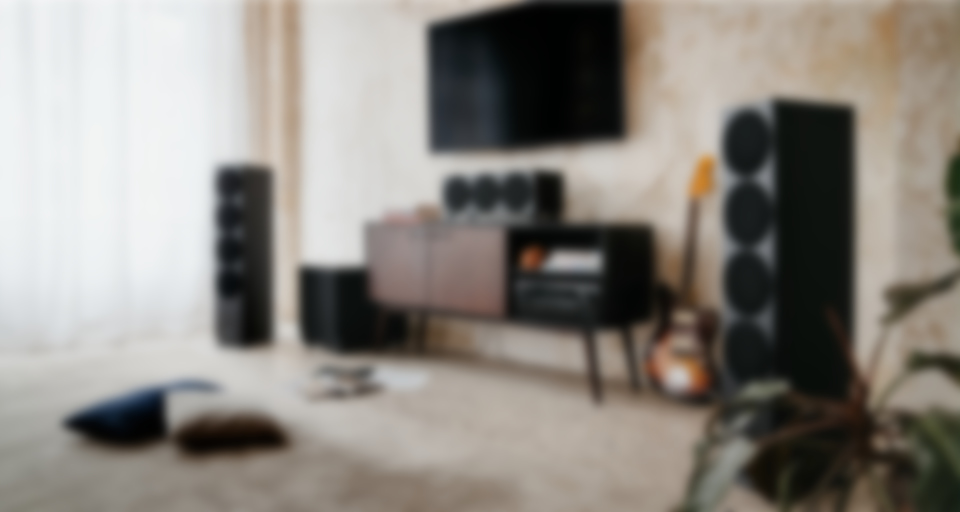 Modernes Wohnzimmer mit Theater 500 Surround-Lautsprechersystem.