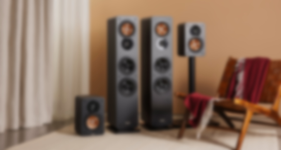Un système audio moderne avec des enceintes Surround Ultima 40 de différentes tailles.