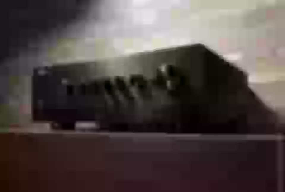 Yamaha R-N800A Front angled