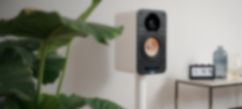 Ein stilvoller ULTIMA 25 AKTIV Stereo-Lautsprecher.