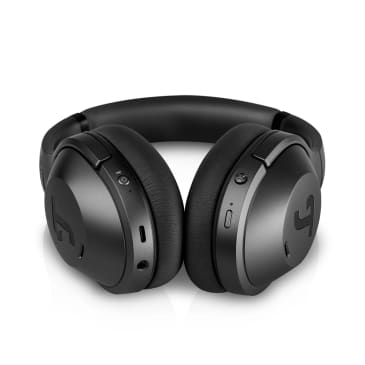 REAL BLUE NC 3 Over-Ear-Kopfhörer in Night Black liegend Anschlüsse für USB-C und Kabel sichtbar