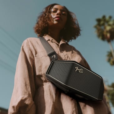 Eine Person hält einen Fender Rockster Cross 2 Lautsprecher.