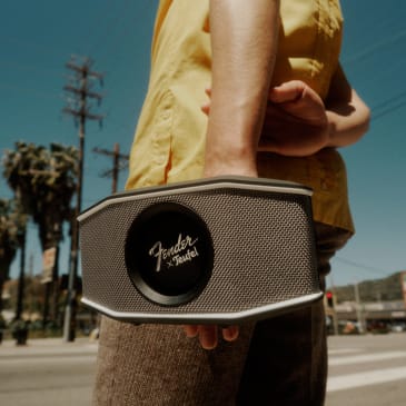Fender x Teufel ROCKSTER GO 2 Straße in Los Angeles